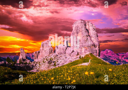 Tramonto mozzafiato su Cinque Torri, Dolomiti italiane. I cinque pilastri in Dolomiti, Alto Adige, Alto Adige, Italia Foto Stock