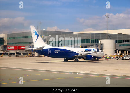 LARNACA, Cipro - 02 Marzo 2019: Blue Air aereo nell'aeroporto di Larnaca. Blue Air è una compagnia aerea romena con sede a Bucarest Foto Stock