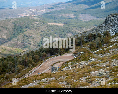 Molto curva chiusa su un pericoloso alta strada di montagna da una vista aerea su Peña de Francia, La Alberca (Salamanca) Foto Stock