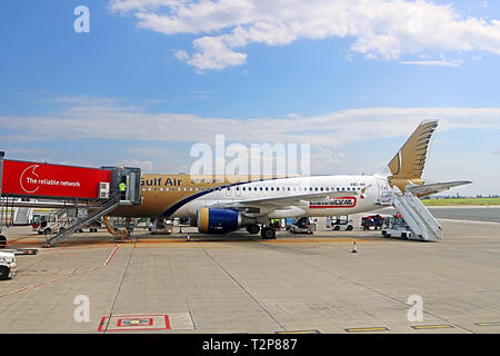 LARNACA, Cipro - 02 Marzo 2019: Piano di Gulf Air all'Aeroporto Internazionale di Larnaca. Gulf Air è la compagnia di bandiera del Bahrain Foto Stock