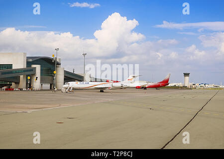 LARNACA, Cipro - 02 Marzo 2019: tus aria aereo (Cipro) e Rossiya Airlines aereo (Russia) in Larnaca Airport Foto Stock