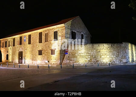 Castello di Larnaca su Finikoudes boulevard in Larnaca di notte, Cipro Foto Stock