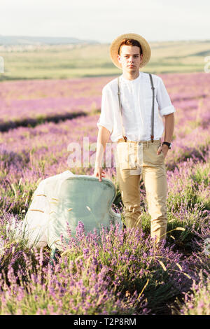 Stuning ritratto di imprenditore nel campo di lavanda sul tramonto dorato Foto Stock