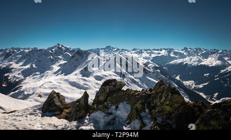 Tempo soleggiato nelle montagne innevate Foto Stock