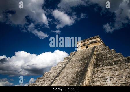 Drammatico cielo blu sopra il tempio di Kukulcan. Noto anche come El Castillo, questo passo piramide domina Chichén Itzá sito archeologico Foto Stock