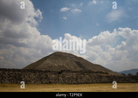 Vista aerea della Piramide del sole probabilmente utilizzata come un religioso e centro sacrificale, è la terza più grande piramide nel mondo. Foto Stock