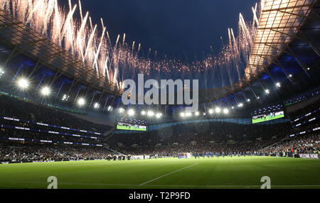 Uno spettacolo di fuochi d'artificio in anticipo di kick off durante il match di Premier League a Tottenham Hotspur Stadium, Londra. Foto Stock