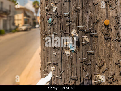 Molti punti metallici su un palo telefonico Foto Stock