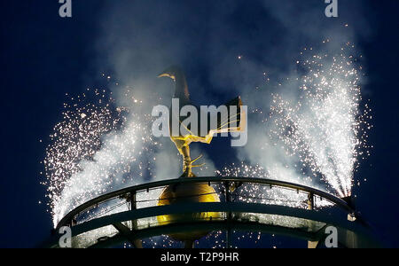 Uno spettacolo di fuochi d'artificio in anticipo di kick off durante il match di Premier League a Tottenham Hotspur Stadium, Londra. Foto Stock
