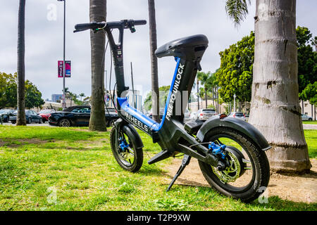 Marzo 19, 2019 San Diego / CA / STATI UNITI D'AMERICA - Ruote custom progettato mini moto parcheggiata in Balboa Park; ruote è un nuovo dockless e-avviamento del veicolo lanciato a Foto Stock