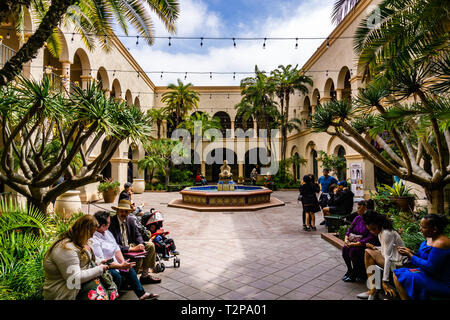 Marzo 19, 2019 San Diego / CA / STATI UNITI D'AMERICA - La gente seduta in Prado cortile interno in Balboa Park Foto Stock