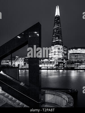 Mostra la Shard Building a Londra che è l'edificio più alto in Europa, che mostra le riflessioni sul Tamigi Foto Stock