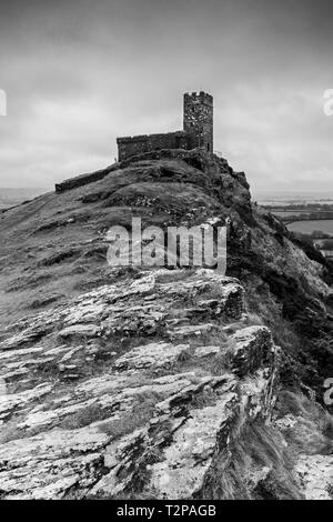 Chiesa Brentor giace su questa epica sub-mare eruzione di lava cliff e si trova vicino a Tavistock sul parco nazionale di Dartmoor. Foto Stock