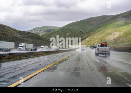 Marzo 20, 2019 Los Angeles / CA / STATI UNITI D'AMERICA - La guida attraverso le verdi colline in un giorno di pioggia Foto Stock