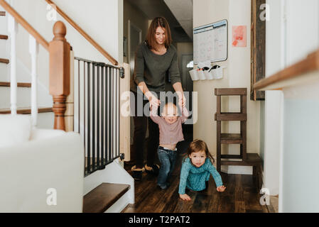 Madre con bambino figlia a piedi figlio bambino in corridoio Foto Stock
