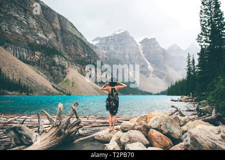 La donna gode di vista Lago Moraine, Banff, Canada Foto Stock