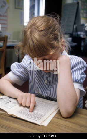 Ragazza giovane la lettura in aula Foto Stock