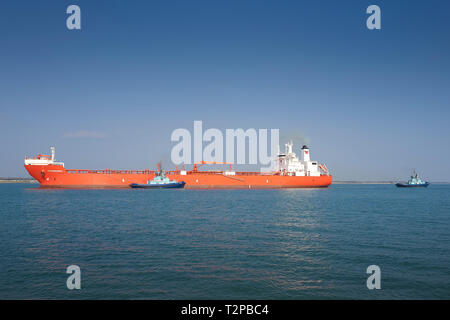 Il grezzo Petroliera (Shuttle Tanker), PETRONORDIC, scortato da 2 rimorchiatori, approcci Fawley la raffineria di petrolio, Southampton, UK. 28 Marzo 2019 Foto Stock