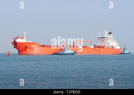 Il grezzo Petroliera (Shuttle Tanker), PETRONORDIC, scortato da 2 rimorchiatori, entra nel Porto di Southampton, Regno Unito. 28 Marzo 2019 Foto Stock