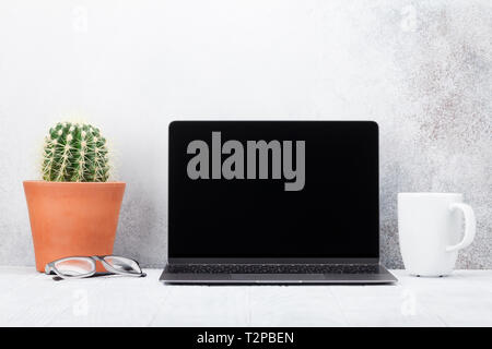 Loft home office workplace con schermo vuoto portatile e accessori. Con copia spazio per il mockup o testo Foto Stock