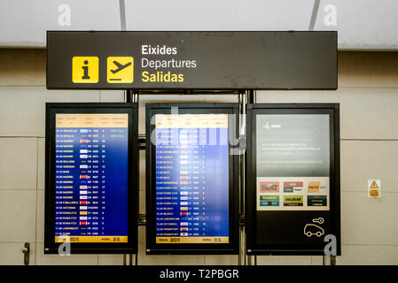 Valencia, Spagna - 8 Marzo 2019: informazioni sui LED del pannello con orari di volo arrivi partenze in un aeroporto spagnolo durante le vacanze. Foto Stock