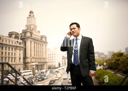 Imprenditore interessato a parlare su un telefono cellulare. Foto Stock