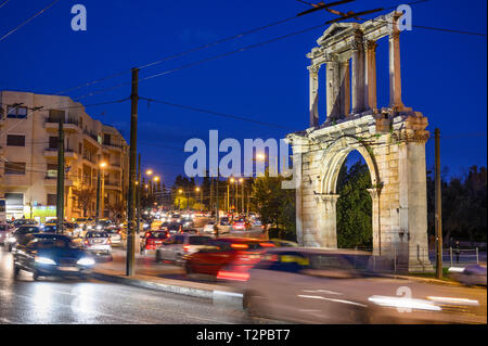 Il traffico pesante che passa l'Arco di Adriano su Leoforos Amalias Vasilisis di notte, il centro di Atene, Grecia. Foto Stock