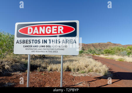 Un segno di pericolo in Wittenoom per avvertire la popolazione della presenza di mortale amianto blu nella zona Foto Stock