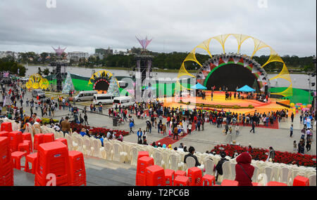 Dalat, Vietnam - 24 dicembre 2017. La gente guarda il palco principale come preparazioni sono fatte per il gala di apertura del 2017 Dalat fiore internazionale Foto Stock