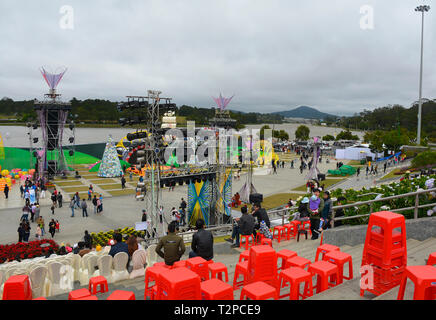 Dalat, Vietnam - 24 dicembre 2017. La gente guarda il palco principale come preparazioni sono fatte per il gala di apertura del 2017 Dalat fiore internazionale Foto Stock