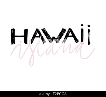 Tipografia slogan con foglie tropicali. Disegnata a mano Hawaii per t shirt stampa. Foto Stock