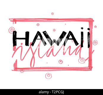 Tipografia slogan con foglie tropicali. Disegnata a mano Hawaii per t shirt stampa. Foto Stock