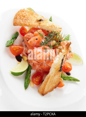 Carpaccio di salmone nella piastra isolata su sfondo bianco Foto Stock