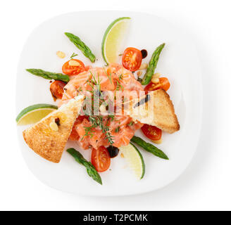 Carpaccio di salmone nella piastra isolata su sfondo bianco con ombra Foto Stock