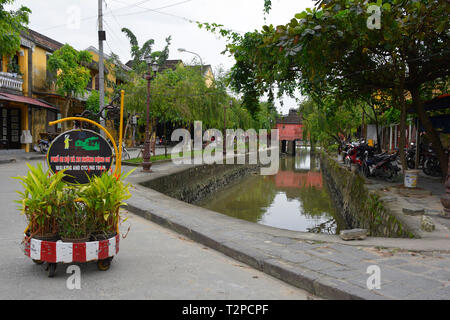 Hoi An, Vietnam - 20 dicembre 2017. Un segno all'entrata di uno del motore-libera le strade in Hoi An informare le persone che questa strada sia per camminare un Foto Stock