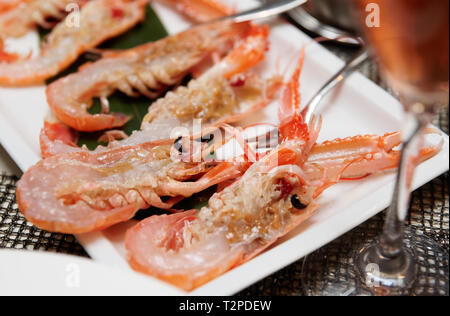 Materie scampi piatto sul tavolo ristorante, close-up Foto Stock