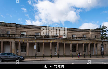 Royal Leamington Spa, Regno Unito - 17 Marzo 2019: la pompa Roayl camera e bagni Priorato sulla terrazza Foto Stock