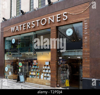 Birmingham, Inghilterra - 17 Marzo 2019: la facciata di Waterstones bookshop in High Street Foto Stock