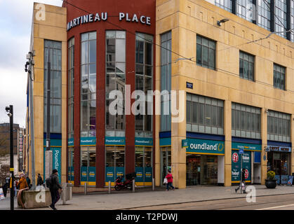 Birmingham, Inghilterra - 17 Marzo 2019: la parte anteriore del negozio Poundland e Caffe Nero in Corporation Street Foto Stock