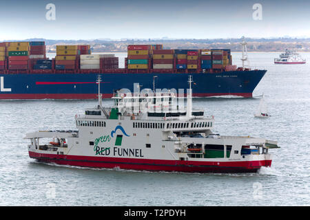 Imbuto Rosso,auto,Ferry,ferries,Red Falcon,yacht,APL,New York,contenitore,nave,occupato,spedizioni,corsie,Yacht,l'Solent,Cowes,Isle of Wight,l'Inghilterra,UK, Foto Stock