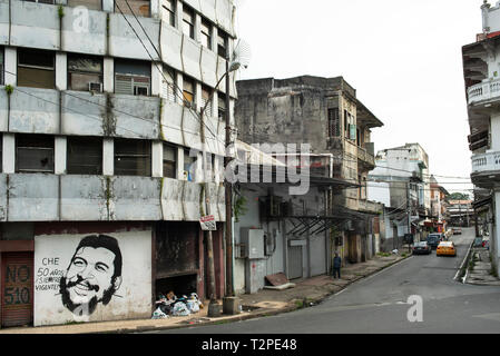 Scena di strada con abbandonato edificio per uffici e traboccante figliata. Calle L, nei pressi di Plaza José Remón Cantera. Panama City, Panama. Ott 2018 Foto Stock