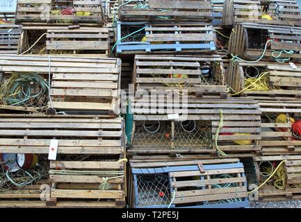 Pila di legno tradizionali lobster trap per la pesca di aragoste.in Terranova Foto Stock