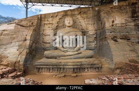 La meditazione Buddha nella posizione del loto in Polonnaruwa, Sri Lanka il 18 settembre 2016 Foto Stock