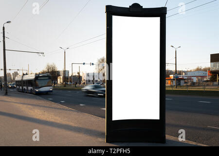 Annuncio mockup blank street billboard in piedi vicino a una strada con movimento vetture sfocata - Lunga esposizione durante una giornata di sole - Lo spazio per il tuo annuncio pubblicitario Foto Stock