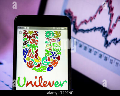 In questa illustrazione della foto un logo Unilever visto visualizzata su uno smart phone Foto Stock