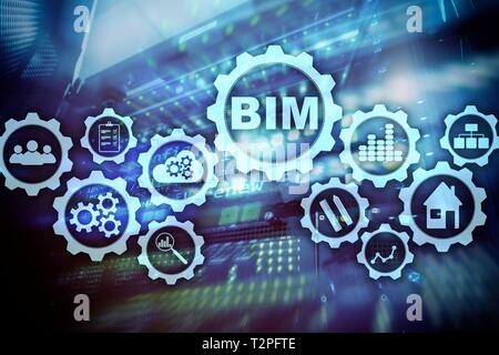 Building Information Modeling. BIM sullo schermo virtuale con un server del centro dati di sfondo. Foto Stock