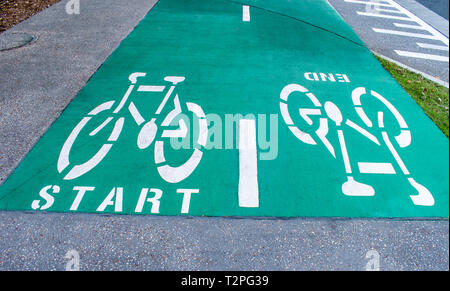 Un colorato luminosamente cycleway indica l'ora di inizio e di fine del percorso Foto Stock