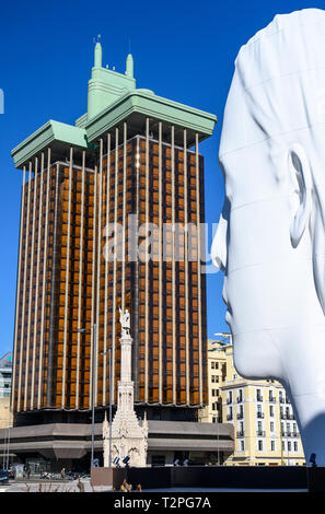 Il Torres de Colón building e il Monumento a Cristoforo Colombo, dominato da "Julia", un enorme scultura dell'artista Jaume da Plensa a, nella Plaza de col Foto Stock