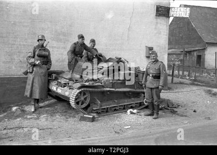 Einmarsch und Besetzung Frankreich durch die Wehrmacht / invasione e occupazione della Francia da parte della Wehrmacht / invasione occupazione et de la France par la Wehrmacht - francese Renault UE Chenillette con il soldato tedesco Foto Stock