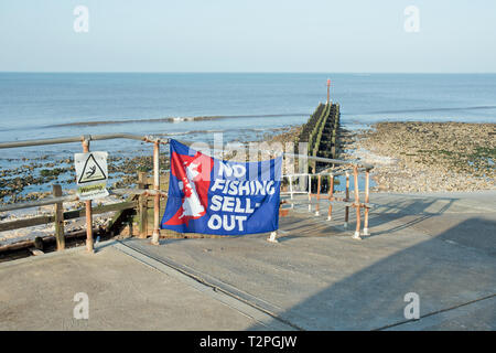 È vietata la pesca sell-out striscione alla West Runton, Norfolk, Regno Unito Foto Stock